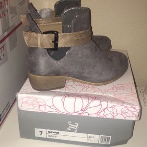 NWT. Maverik Grey booties. 👢